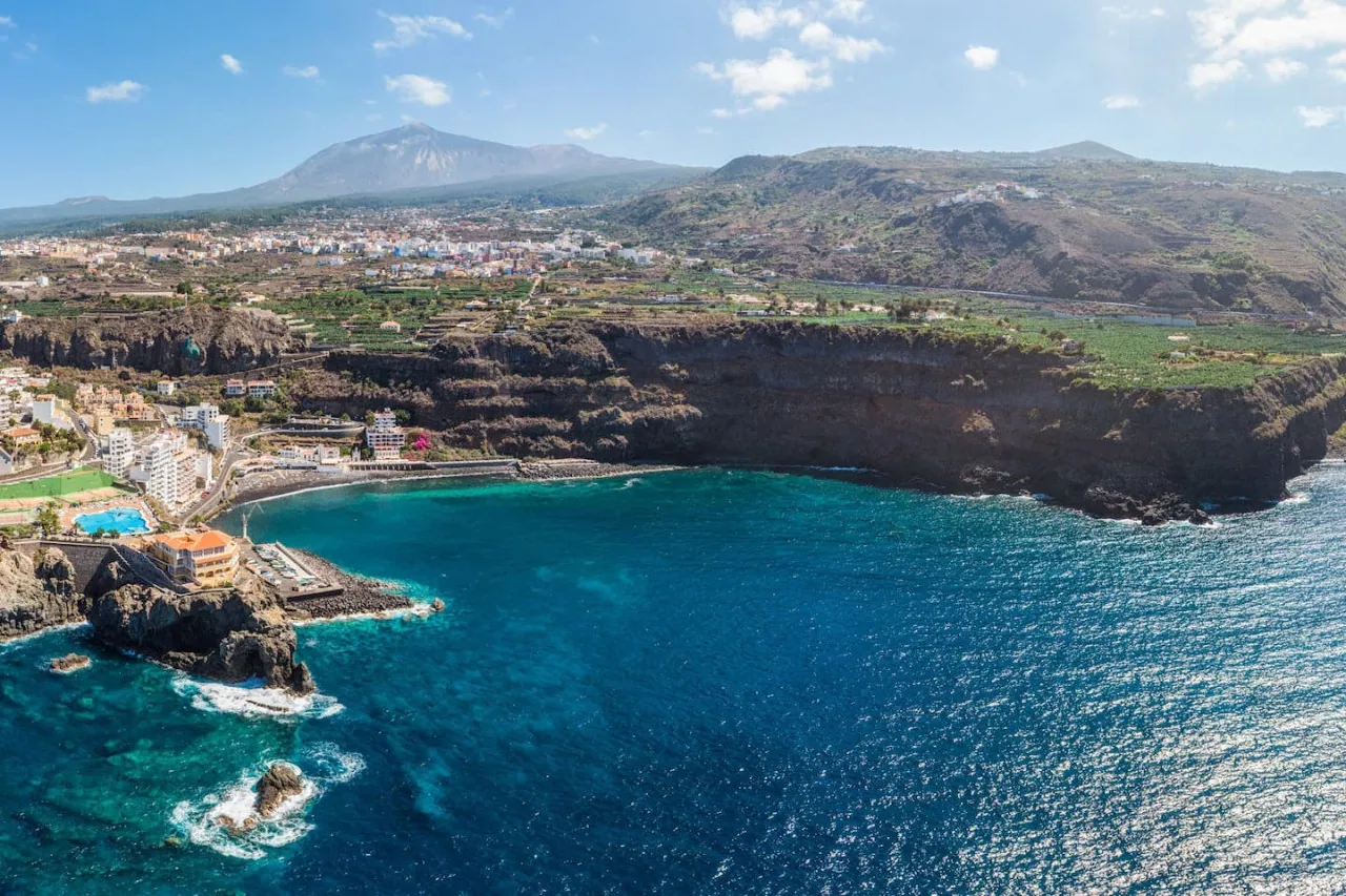 La costa volcánica con el Teide al fondo