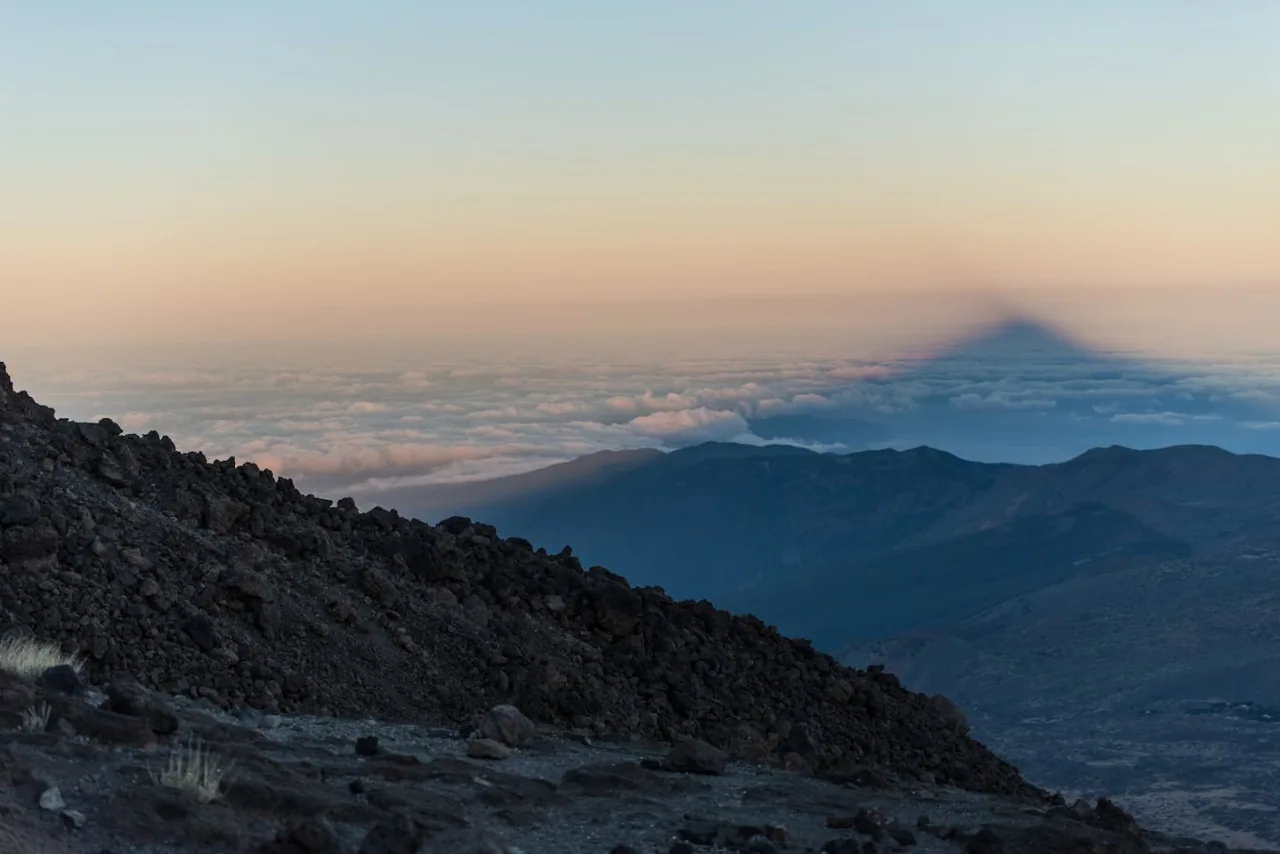 De schaduw van de Teide op de wolkenzee